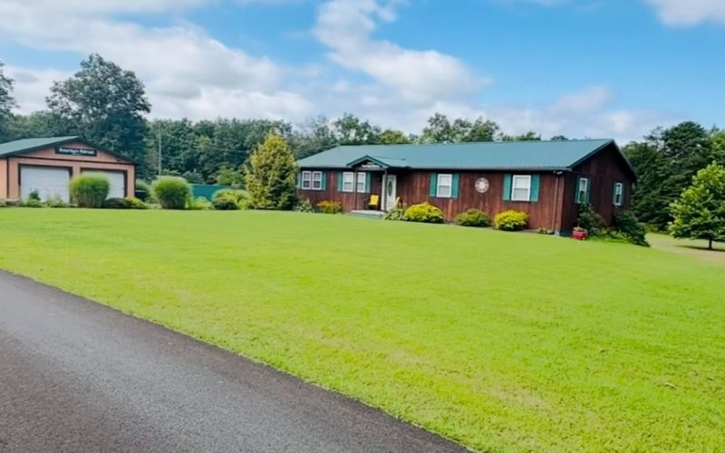 Charming cabin at Beverley's Pickleball Retreat near New River Gorge.